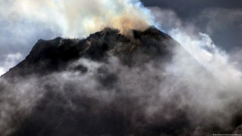 Volcán situado al oeste de Indonesia entra en erupción