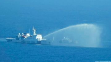 Filipinas acusó a China de emplear cañones de agua contras sus barcos en la zona marítima en disputa.