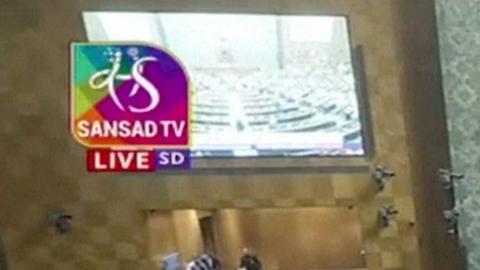 Dos hombres irrumpen en el Parlamento indio y lanzan gas