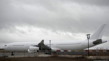 Avión con 300 pasajeros indios sigue inmovilizado en Francia
