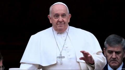 El Papa Francisco ante la Plaza de San Pedro del Vaticano para la bendición de Navidad "Urbi et Orbi".