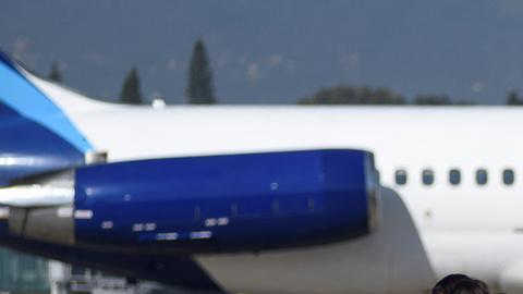 Migrantes guatemaltecos deportados llegan al aeropuerto de la Base de la Fuerza Aérea la Aurora, en Ciudad de Guatemala.