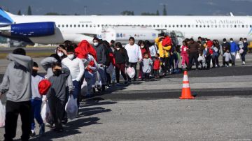 Migrantes guatemaltecos deportados llegan al aeropuerto de la Base de la Fuerza Aérea la Aurora, en Ciudad de Guatemala.