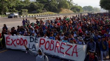 Miles de migrantes en caravana intentan llegar desde México a la frontera norte.