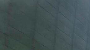 Un bombero rodeado de escombros tras el impacto de un misil ruso en Kiev.