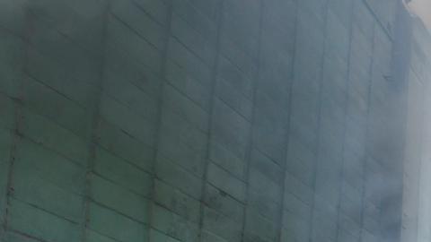 Un bombero rodeado de escombros tras el impacto de un misil ruso en Kiev.