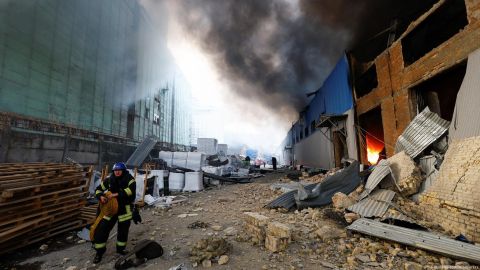 Un bombero rodeado de escombros tras el impacto de un misil ruso en Kiev.