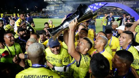 Los jugadores del CAI celebran su tercer campeonato al hilo en la liga panameña.