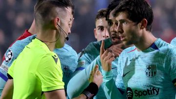 Sergi Roberto reclamando al árbitro en juego de Champions.