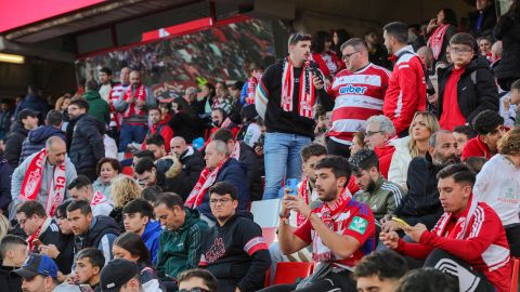 Los aficionados esperando que se reanudara el encuentro en el estadio Nuevo Los Cármenes.