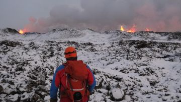 Viajero es rescatado en cercanías del volcán en erupción en Islandia tras usar linterna para dar señal de SOS