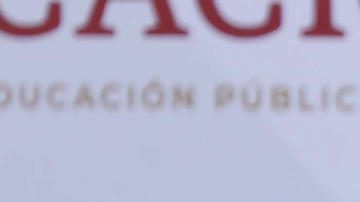 AMLO entrega a Eddy Reynoso el Premio Nacional de Deportes 2023; Canelo Álvarez los acompaña.