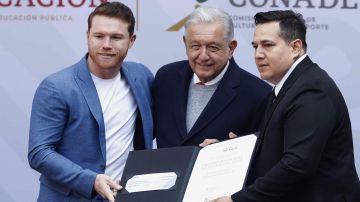 AMLO entrega a Eddy Reynoso el Premio Nacional de Deportes 2023; Canelo Álvarez los acompaña.