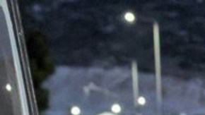 Yael Noy (i) transporta a palestinos enfermos, muchos de ellos niños, desde puestos de control en Cisjordania hasta sus citas médicas en Israel.