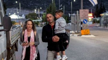 Yael Noy (i) transporta a palestinos enfermos, muchos de ellos niños, desde puestos de control en Cisjordania hasta sus citas médicas en Israel.
