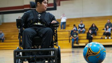 AJ López se prepara a tirar el balon en su partido de futbol de potencia en Pomona High School.