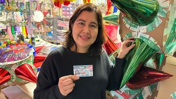 Alma García, una pequeña empresaria, de origen mexicano, recibe su tarjeta de residencia. (Paulina Herrera/cortesía)
