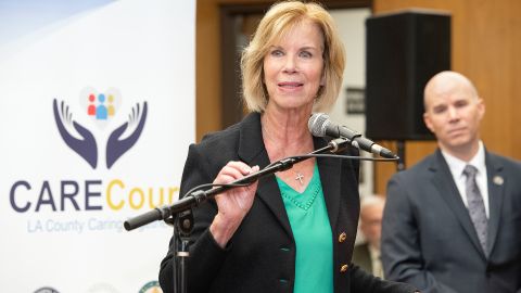 La Supervisora Janice Hahn habla durante una conferencia de prensa sobre el programa CARE en el tribunal superior del condado del Los Angeles en Norwalk,