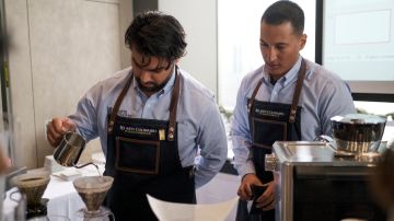 Jose Flores (izq.) y Guillermo Guerra preparan café en el City Club en Los Ángeles.