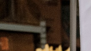 Margarita Hidalgo muestra el retrato de su hijo Anthony Hidalgo.