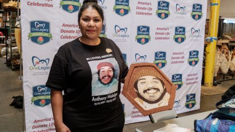 Margarita Hidalgo muestra el retrato de su hijo Anthony Hidalgo.