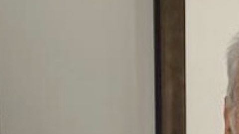 El Doctor Charles Vela recibe una muy merecida distinción por sus aportaciones al país. (Cortesía Dr. Charles Vela)