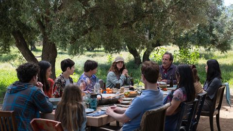 "Familia" transcurre alrededor de una comida en la finca familiar en el Valle de Guadalupe.