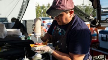 Chayane Sarabia prepara un tamal vegano en su puesto Shane’s Tamales en el festival internacional de tamales de Long Beach en Long Beach.