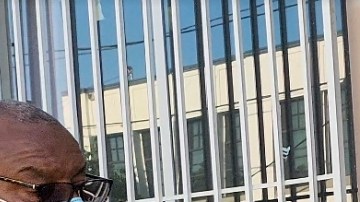 Los voluntarios de Hope On Union en la despensa de alimentos del “Día Vegano” le dan verduras a un residente de Los Ángeles.