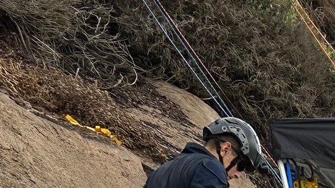 Rescatan a un hombre que quedó atrapado por varios días en la grieta en un acantilado de San Diego