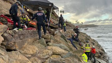Rescatan a un hombre que quedó atrapado por varios días en la grieta en un acantilado de San Diego