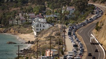 MALIBU, CA - NOVEMBER 09: Traffic jams the southbound lanes of Pacific Coast Highway as all of the city of Malibu is evacuated to flee advancing flames during the Woolsey Fire on November 9, 2018 in Malibu, California. About 75,000 homes have been evacuated in Los Angeles and Ventura counties due to two fires in the region. (Photo by David McNew/Getty Images)