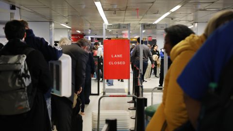 Detienen a hombre en aeropuerto de Nueva York que escondió balas en el pañal de un bebé