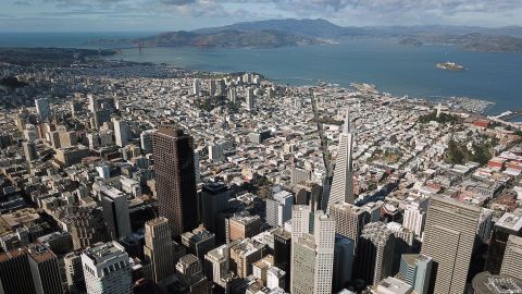 Downtown San Francisco, California is seen from above on February 6, 2019. - San Francisco, once home to flower power, hippies and dope, has changed dramatically: these days, it is all about Facebook, Twitter and Google, the multi-billion dollar tech giants who have turned it into one of the world's most expensive cities to live in. Average monthly rent for a two-room apartment in the city by the bay now runs to $3,700, the highest in the United States. And a household of four with annual earnings of less than $117,400 is officially officially considered "low income." "We see now a kind of homelessness that did not occur before, people who work, that is new, said Cary McClelland, author of the 2018 book "Silicon City" which examines how the city has changed. (Photo by Josh Edelson / AFP) (Photo credit should read JOSH EDELSON/AFP via Getty Images)