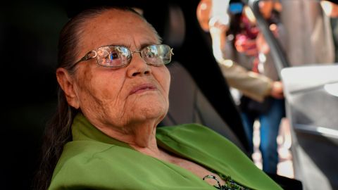 Foto de AMLO en funeral de mamá del “Chapo” se viraliza; presidencia desmiente