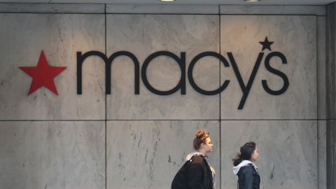 Capturan a otros dos migrantes venezolanos robando en una tienda Macy's de Chicago