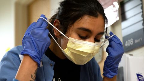 Los Ángeles reestableció el uso de mascarillas para el personal y los visitantes en las instalaciones de atención médica.