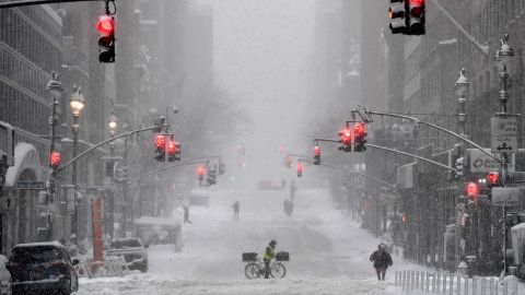 Tormentas de nieve dejan sin electricidad a más de 25,000 hogares y negocios en Maine