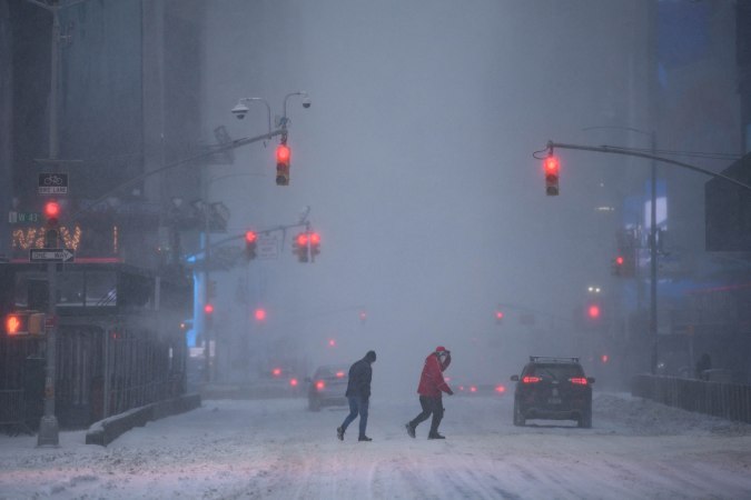 Tormenta invernal deja a miles sin electricidad y cientos de vuelos cancelados en el centro de EE.UU.