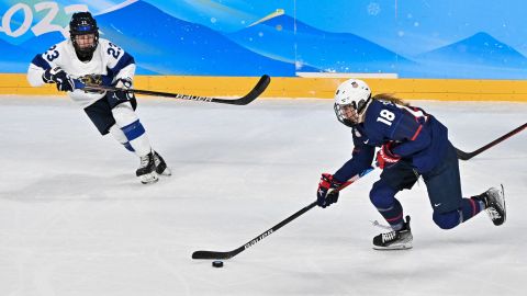 Sanni Hakala de Finlandia conduciendo una jugada contra el seleccionado estadounidense.