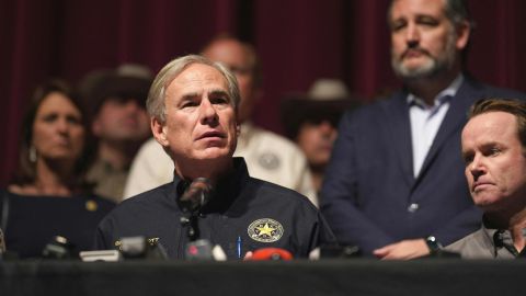 El gobernador Greg Abbott firmó la ley SB4.