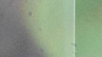 Abbott ahora envía más de 100 migrantes en avión desde Texas a Chicago, que vive crisis humanitaria