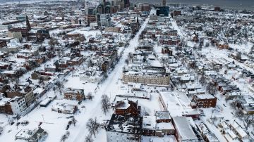 Tormenta invernal deja a miles sin electricidad y cientos de vuelos cancelados en el centro de EE.UU.