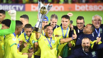 TOPSHOT - Brazil's Vitor Roque takes a selfie picture with the trophy after winning the South American U-20 football championship after defeating Uruguay 2-0 in their final round match, at El Campin stadium in Bogota, on February 12, 2023. (Photo by DANIEL MUNOZ / AFP) (Photo by DANIEL MUNOZ/AFP via Getty Images)