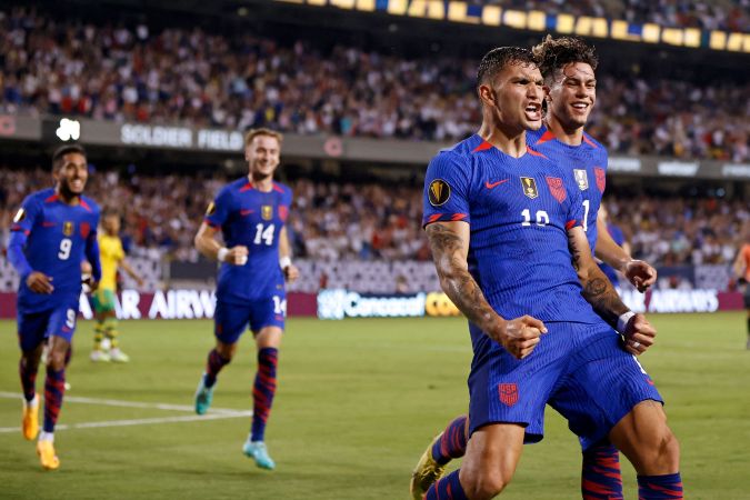 Brandon Vázquez en un duelo ante la selección de Jamaica. KAMIL KRZACZYNSKI ' Getty Images.