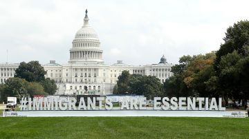 Demócratas negocian con republicanos un plan migratorio que complicaría la petición de asilo.