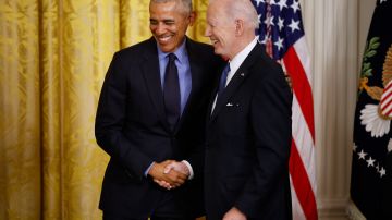 Obama y Biden en un evento para celebrar el aniversario de Obamacare en 2022.
