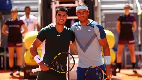 Carlos Alcaraz y Rafael Nadal antes de un partido en Madrid en el 2022.