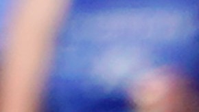 Tyler Adams de Estados Unidos lucha el balón con Darwin Nuñez de Uruguay.