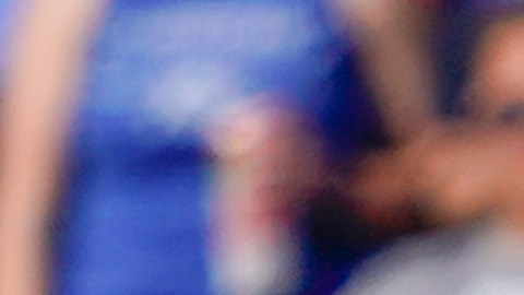 Tyler Adams de Estados Unidos lucha el balón con Darwin Nuñez de Uruguay.